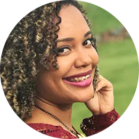 Avatar de mulher negra de perfil sorrindo